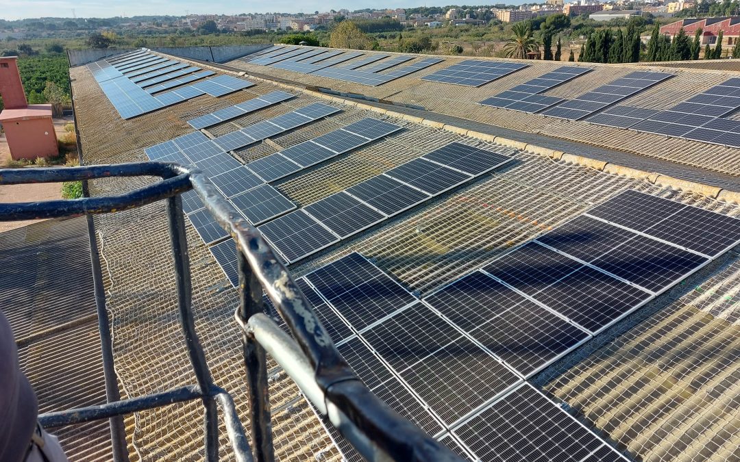 Instalación de autoconsumo solar FV recién acabada en Bétera de 127,4KWp en Valencia en la cubierta de una nave industrial de transformados de madera y con un inversor de 100 KW