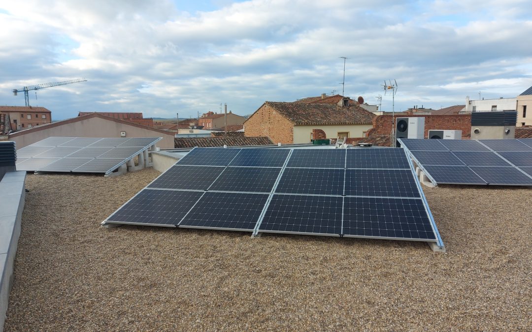 Instalación SFV de autoconsumo con «back up» 9.9 KWp y dos inversores de 5 KW en cascada.